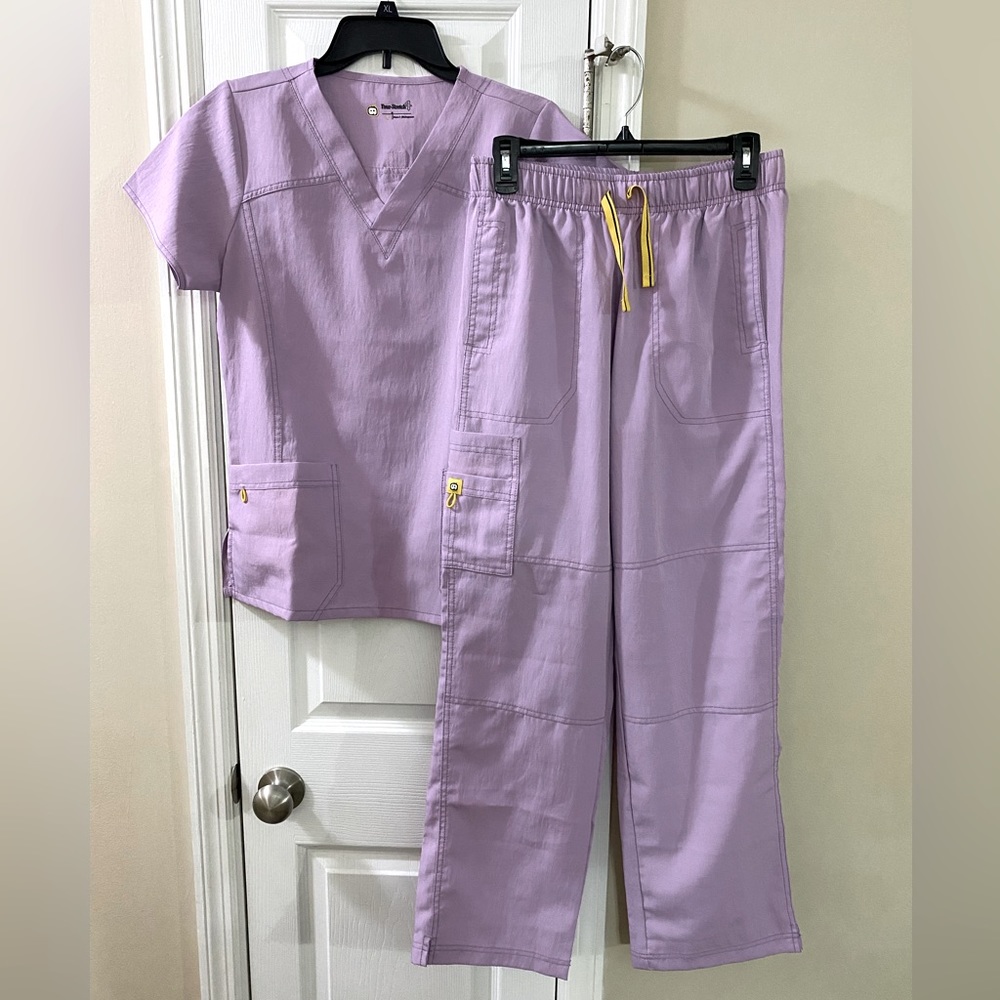 Light purple wonder wink scrub set